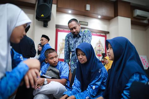 Ashoka Gaharu Muda with Teacher
